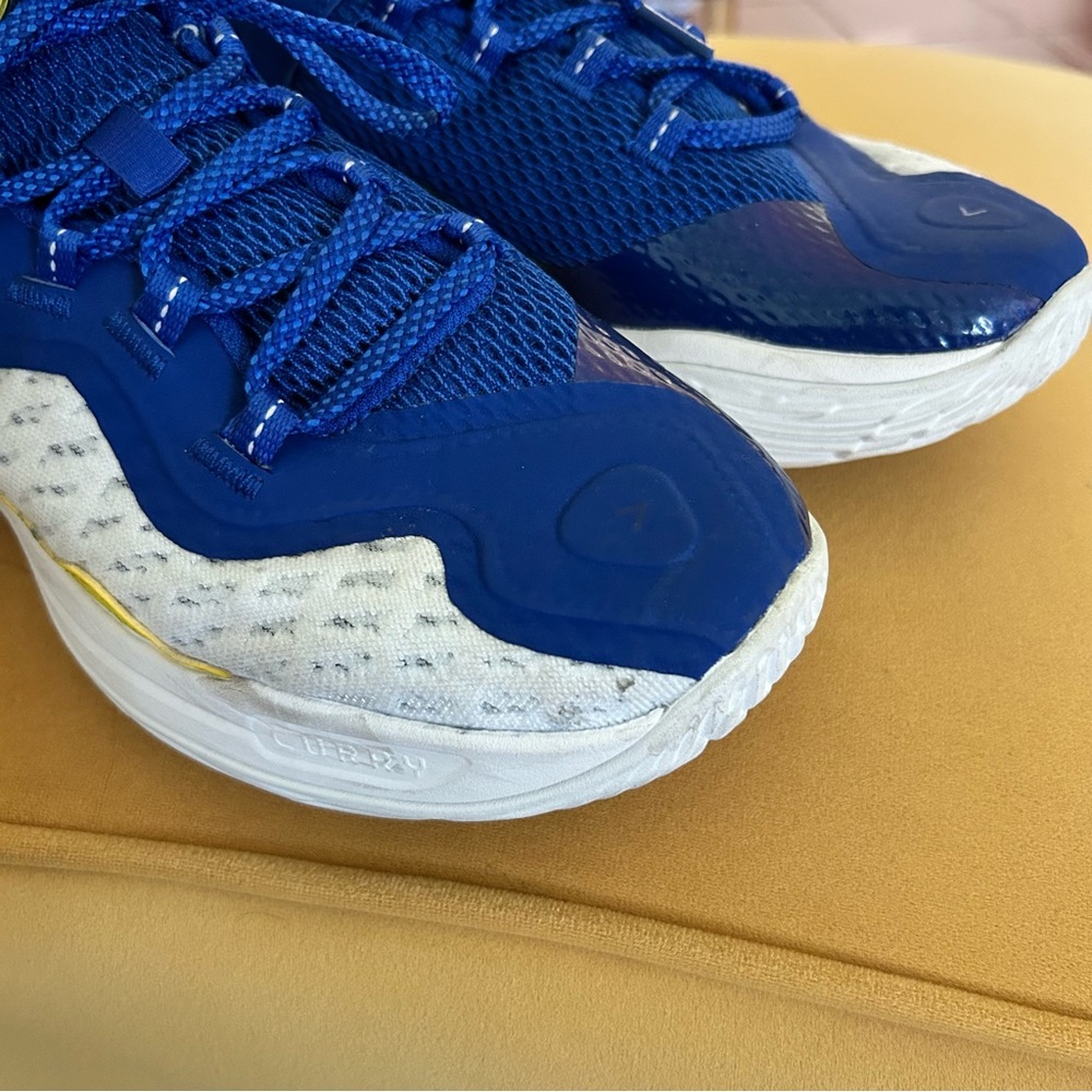 Under Armour Curry Flow Size 7 youth Blue and Yellow Athletic Shoes - Picture 5 of 6